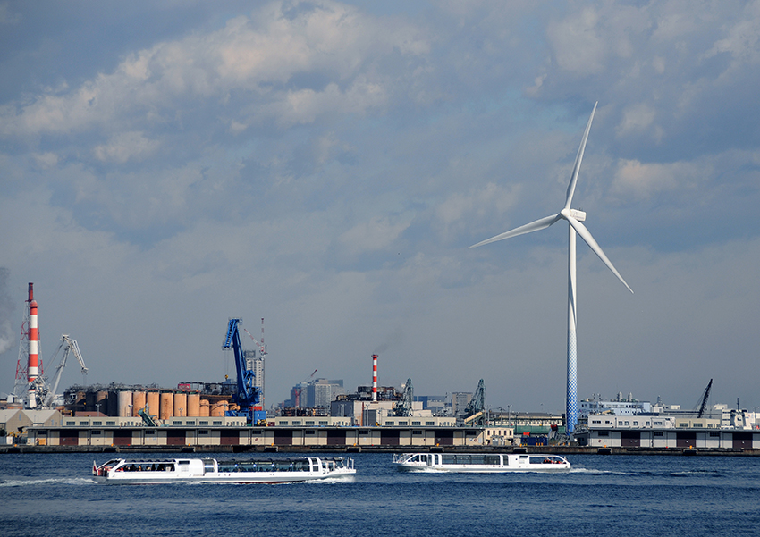 ⑤：港の中の風車　田中　和夫　撮影場所：神奈川県横浜市 横浜港